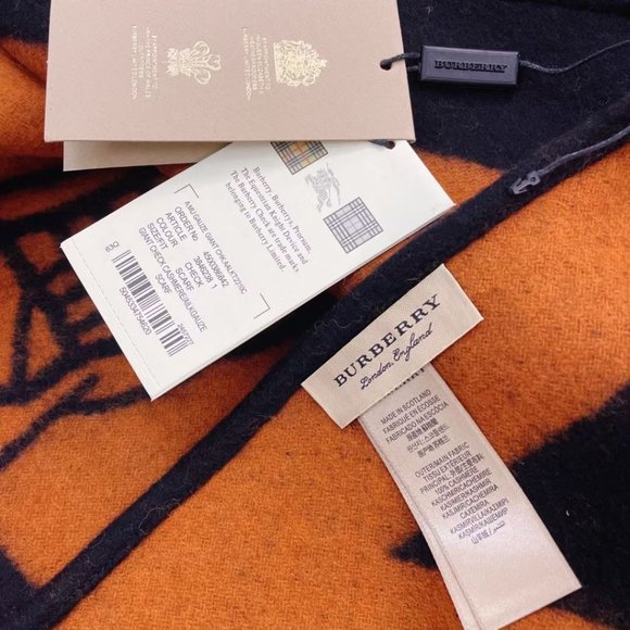 ๐โจAUTHENTICโจ๐Burberry scarf - Picture 6 of 6
